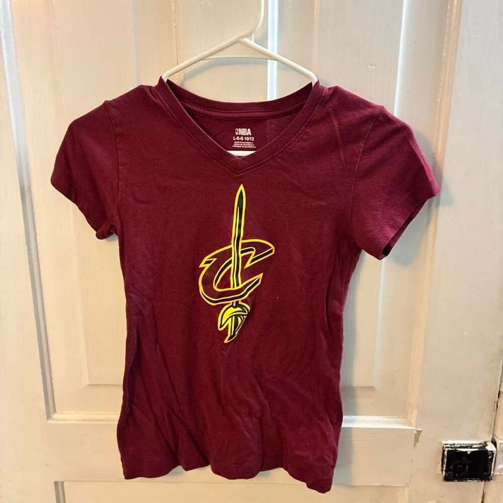 NBA Cleveland Cavaliers Girls V-Neck T-Shirt Burgundy Yellow Logo